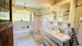 Badezimmer mit Waschraum