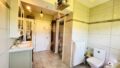 Badezimmer mit Waschraum